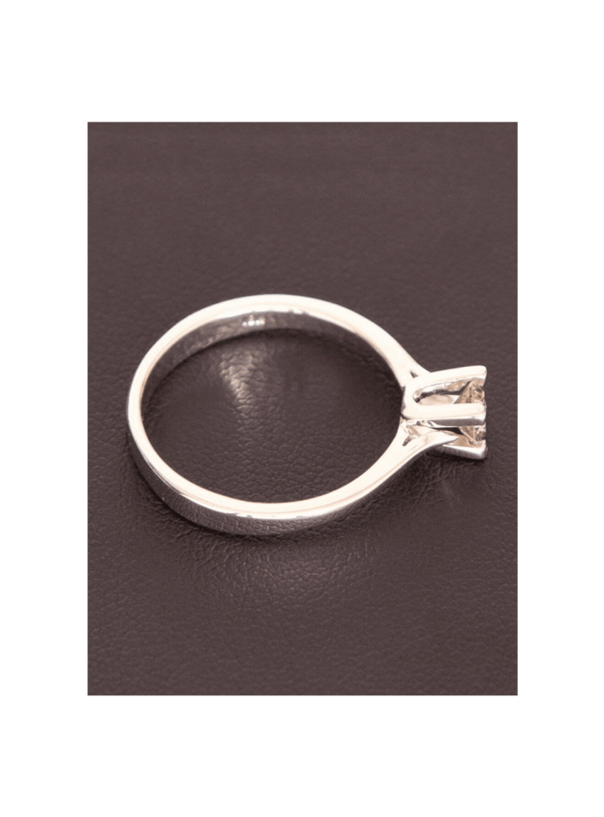 18K WHITE GOLD LADIES DIAMOND SOLITAIRE RING